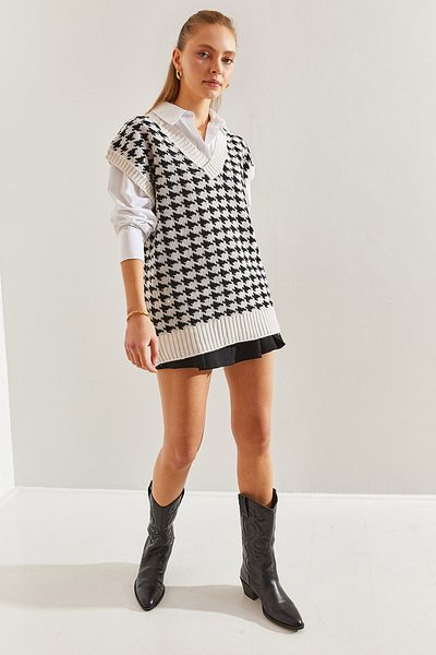 Bianco Lucci Women's Houndstooth Patterned V-Neck Sweater