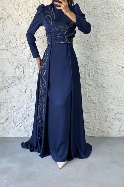 LEYUZE BUTİK فستان سهرة بتفاصيل حجرية فريدة من نوعها باللون الأزرق الداكن