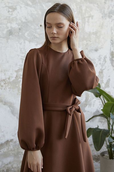 InStyle Sukienka do nurkowania z rękawami balonowymi i paskiem - tan