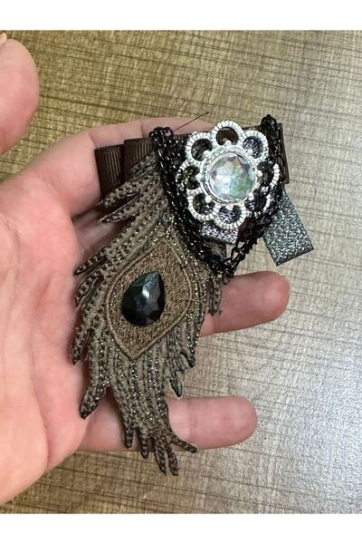 Gönülden Tasarım 10X8 CM TAŞLI NAKIŞ İŞLEME ÜTÜ İLE YAPIŞAN TAVUS KUŞU BROŞ YAKA TÜRBAN İĞNESİ KAHVERENGİ