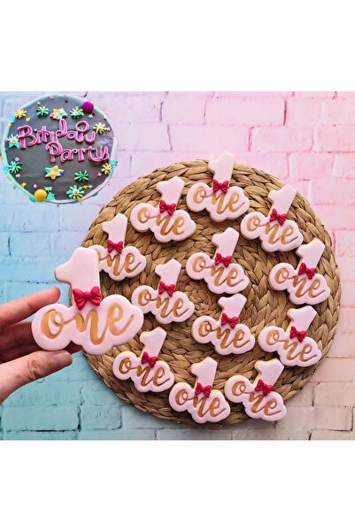 Tatlı Armağanlar كوكيز عيد ميلاد طفلة عمرها سنة واحدة مكتوبة باللون الذهبي - ...