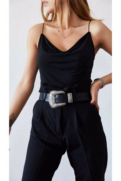 Betüş Butik Μπλούζα με λουράκι με λαιμόκοψη σε μαύρο χρώμα