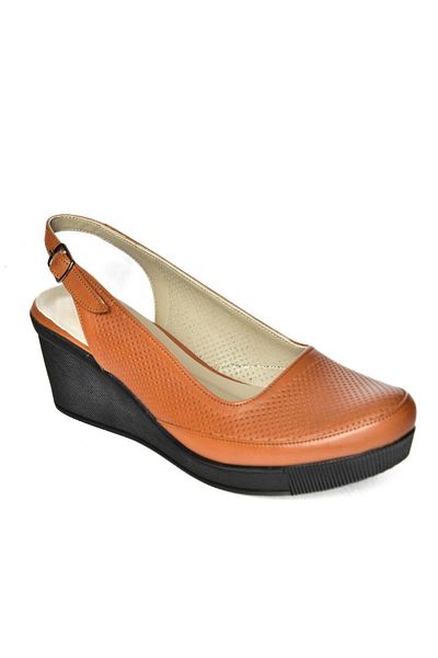 Fox Shoes S908057203 Светлокафяви дамски обувки на танкетка от естествена кожа