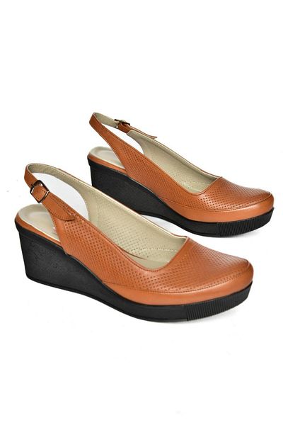 Fox Shoes S908057203 Светлокафяви дамски обувки на танкетка от естествена кожа