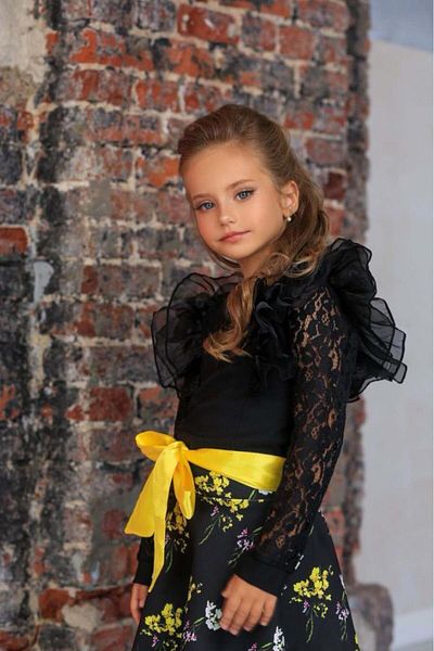 Riccotarz Set aus Guipure-Bluse mit Ärmeln und Schultervolant für Mädchen und gelbem Rock mit Blumenmuster und Gürtel