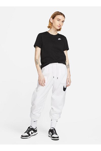 Nike Sportswear Club Essentials T-Shirt