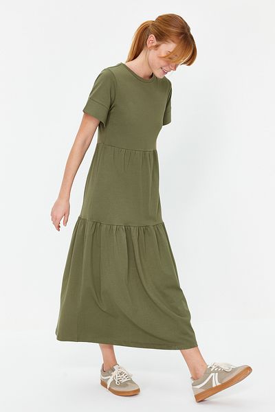 Trendyol Collection Khakifarbenes gerafftes, kurzärmliges Maxi-Strickkleid TWOSS24EL00132