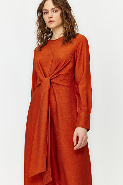 Trendyol Modest Sukienka z wiązaniem w talii i szczegółową tkaną tkaniną TCTSS23EB00221