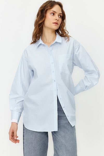Trendyol Collection Světle modrá tkaná košile Oversize/Wide Fit s dvojitou manžetou TWOSS24GO00073