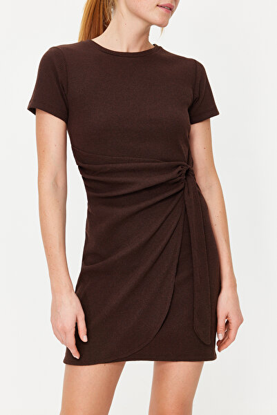 Trendyol Collection Мини плетена рокля с кафява вратовръзка и детайлно кръгло деколте TWOSS22EL0751