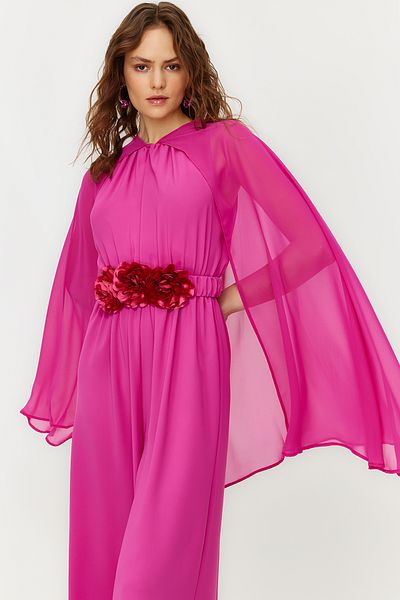 Trendyol Modest Abendkleid-Overall aus Chiffon mit Cape und Satin in Fuchsia mit Blumengürtel TCTSS24DB00010