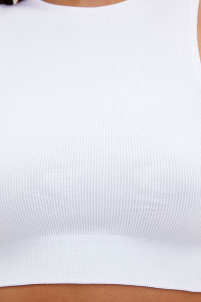 Trendyol Collection Nahtloser, gerippter, weißer, gestrickter Sport-BH – leichte Rückseite, Shapewear TWOSS21SS0024