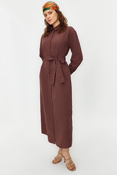 Trendyol Modest Hnědý pásek s manžetou, knoflík s manžetou, bavlněné tkané košilové šaty Tctss23Eb00072