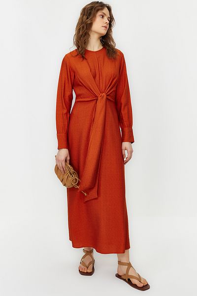 Trendyol Modest Gefliestes Taillenband, detailliertes Webkleid TCTSS23EB00221