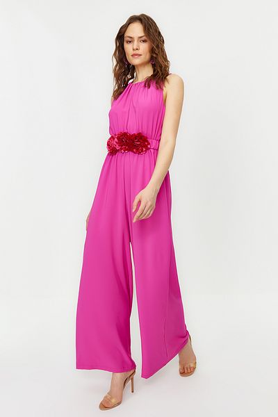 Trendyol Modest Abendkleid-Overall aus Chiffon mit Cape und Satin in Fuchsia mit Blumengürtel TCTSS24DB00010
