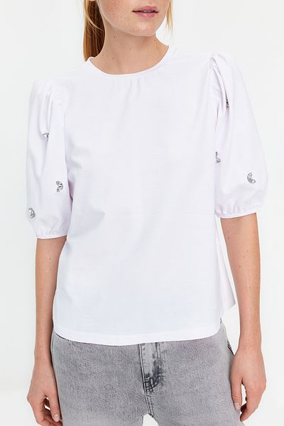 Trendyol Collection Kurzärmlige, gewebte Bluse mit steinfarbenen Details in Ecru TWOSS24BZ00020