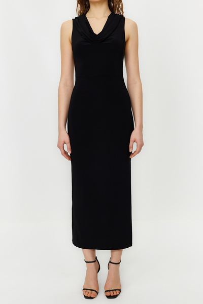 Trendyol Collection Černý detail rozparku s kapucí Bodycone/přiléhavé elastické pletené midi tužkové šaty TWOSS24EL00098