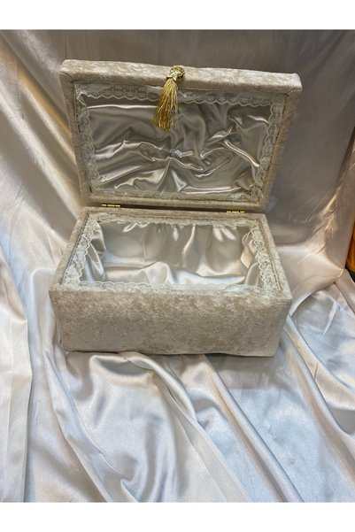 Generic Brand Nil Dowry Velvet Makeup Box