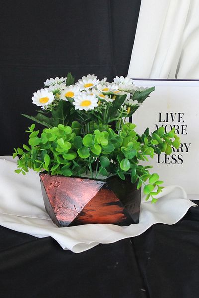 moryconcept Γλάστρα Rose Stone Daisy Flower - Σκιασμένη που περιβάλλεται από πράσινο