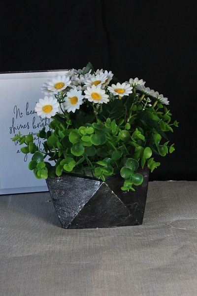 moryconcept Daisy Flower Stone Ασημί απόχρωση σε γλάστρα που περιβάλλεται από πράσινο τεχνητό