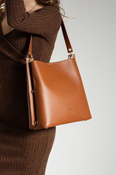 FiONA BAG حقيبة كتف وحقيبة كروس نسائية بلون أسمر