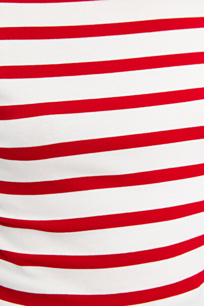 Trendyol Collection Flexible, weiche, viskose – rot gestreifte Bluse mit U-Boot-Ausschnitt TWOSS24BZ00090