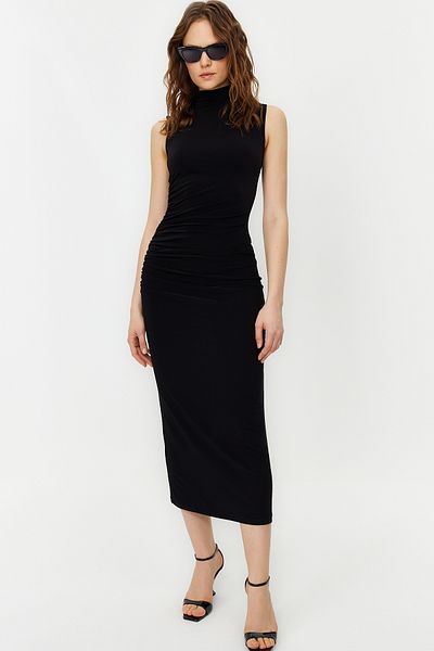 Trendyol Collection Černé šaty s nulovým rukávem překryté bodycone/vypasované maxi pružné pletené šaty s tužkou TWOSS24EL00101