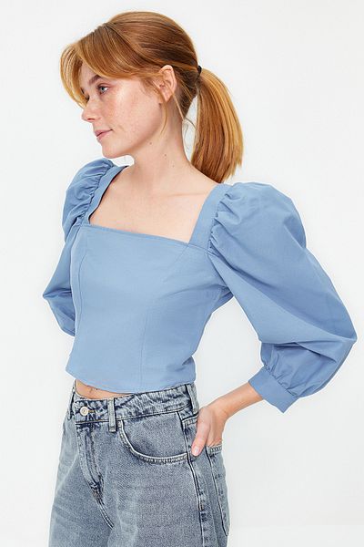 Trendyol Collection Tkaná halenka s modrým balónovým rukávem s čtvercovým výstřihem TWOAW21BZ0210