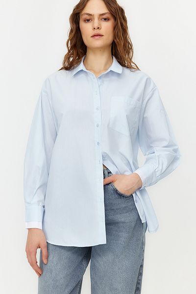 Trendyol Collection Světle modrá tkaná košile Oversize/Wide Fit s dvojitou manžetou TWOSS24GO00073