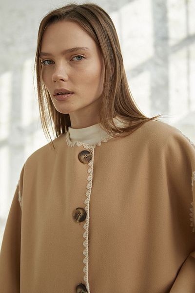 InStyle Dlouhá bunda s razítkem a šátkovými kapsami - béžová