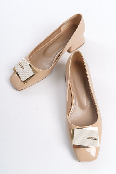 öz se shoes KLASIČNE CIPELE OD PATENTIRANE KOŽE SA DETALJOM KOPČE I BLOK PETAMA