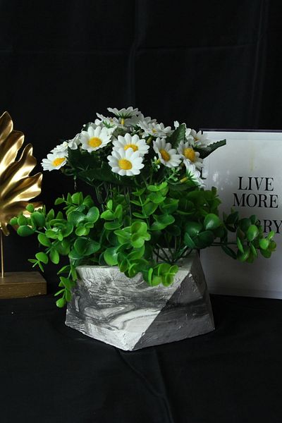 moryconcept Πέτρινη γλάστρα Daisy Flower τυλιγμένη με πράσινο