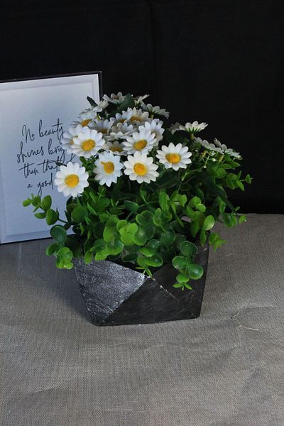 moryconcept Daisy Flower Stone Ασημί απόχρωση σε γλάστρα που περιβάλλεται από πράσινο τεχνητό