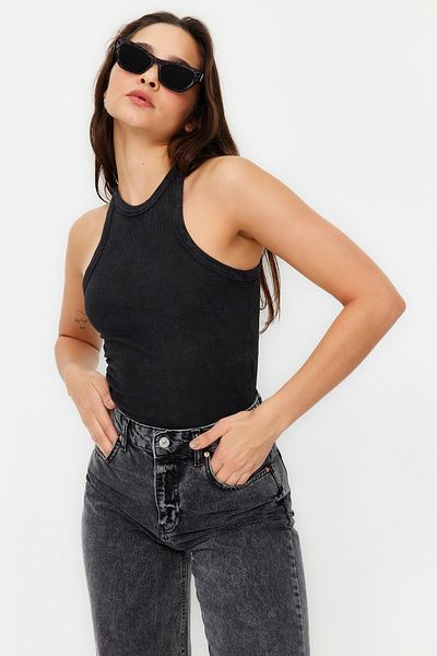 Trendyol Collection Anthrazitfarbenes, tailliertes Neckholder-Unterhemd aus gerippter Baumwolle mit verblasstem Effekt und dehnbarem Strick TWOSS24AL00002