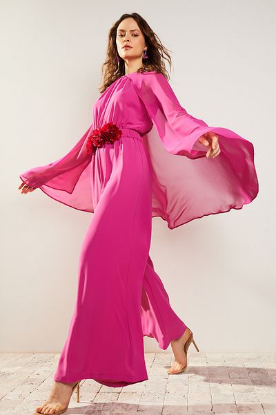 Trendyol Modest Abendkleid-Overall aus Chiffon mit Cape und Satin in Fuchsia mit Blumengürtel TCTSS24DB00010