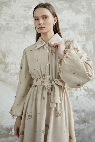 InStyle Vyšívané šaty s páskem - béžové