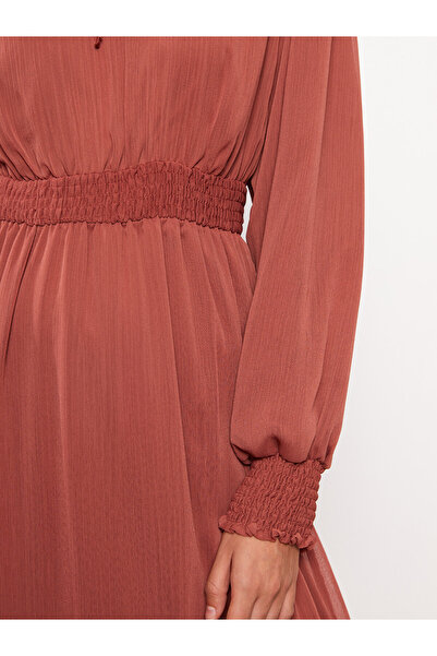 LC Waikiki Γυναικείο φόρεμα με ίσιο γιακά με μακρυμάνικο σιφόν