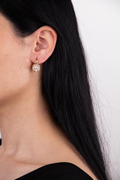 Sacha Accessories حلق ذهبي على شكل كعب مرصع بالأحجار