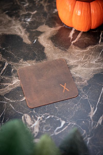 minimal X design قاعدة أكواب Min X مكونة من 6 قطع - جلد حقيقي - Tan Crazy - تصميم بسيط
