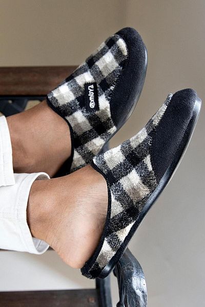 Muya Tauri Men's Black Indoor Slippers.