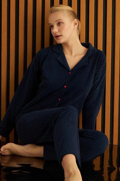 Pijamaevi Σετ πιτζάμες από βελούδινο φλις μπροστινό κουμπιά με κόκκινα μοτίβα