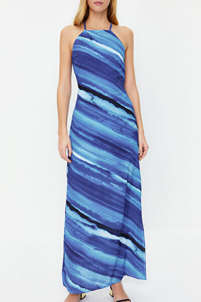 Trendyol Collection Modré saténové šaty ve stylu Maxi Kaftan s kravatou