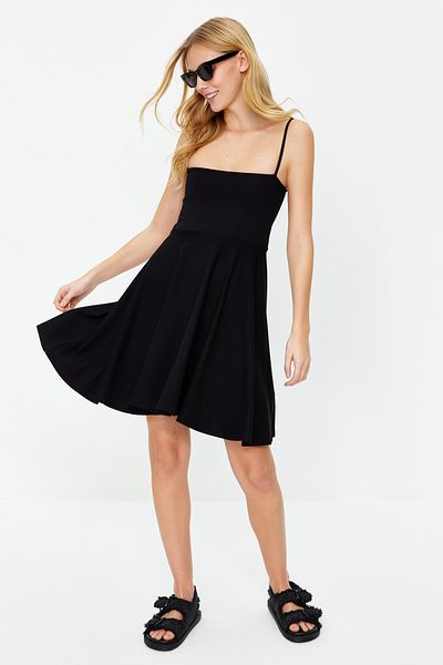 Trendyol Collection Flexibilní černé mini pletené skater šaty – volánky, rozepínání v pase – Twoss24el00294