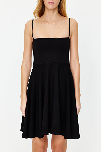 Trendyol Collection Flexibilní černé mini pletené skater šaty – volánky, rozepínání v pase – Twoss24el00294