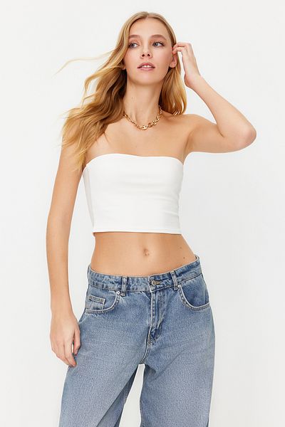 Trendyol Collection Ecru, taillierte, trägerlose, kurze, dehnbare Strickbluse mit Kragen TWOSS24BZ00055