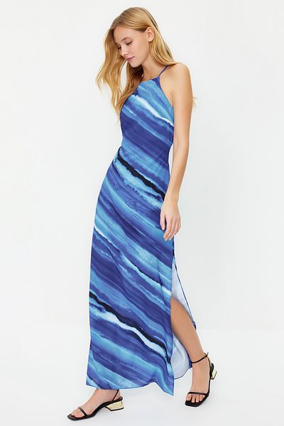 Trendyol Collection Blaues Maxikleid aus Satin im Kaftan-Stil mit Batikmuster