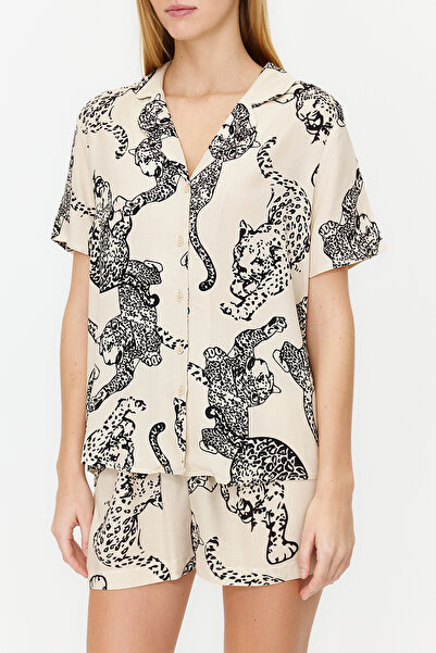 Trendyol Collection Krémový tygří vzor s viskózovými šortkami Tkaný pyžamový set THMSS24PT00011