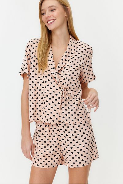 Trendyol Collection Gewebtes Pyjama-Set mit puderfarbener Herz-Schnürung und Viskose-Shorts THMSS24PT00003