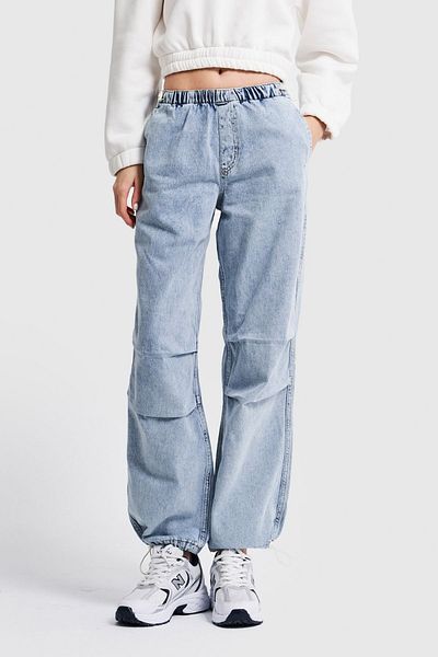 its basic Women's Snow Denim Color Balloon Jogger Fit Denim With Legs And Waist Elastic