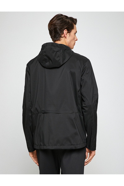 Koton Basic-Sportjacke in Übergröße mit Kapuze und Reißverschlussdetail